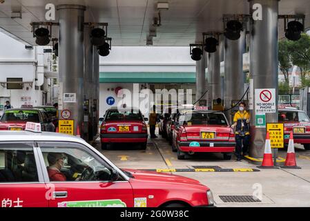 Hongkong, China. Juni 2021. An einer Tankstelle in Hongkong stehen Taxis für Benzin an. (Foto von Budrul Chukrut/SOPA Images/Sipa USA) Quelle: SIPA USA/Alamy Live News Stockfoto