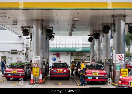 Hongkong, China. Juni 2021. An einer Tankstelle in Hongkong stehen Taxis für Benzin an. (Foto von Budrul Chukrut/SOPA Images/Sipa USA) Quelle: SIPA USA/Alamy Live News Stockfoto