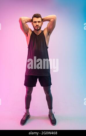 Selbstbewusster schöner junger Mann aus europa im Studio Stockfoto