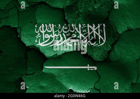 Flagge Saudi-Arabiens auf rissige Wand gemalt Stockfoto