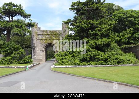 Das Eingangstor zum Penrhyn Castle and Garden, Penrhyn Castle ist ein Landhaus in , Bangor Gwynedd North Wales Stockfoto