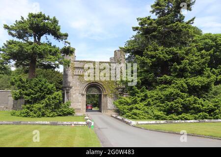 Das Eingangstor zum Penrhyn Castle and Garden, Penrhyn Castle ist ein Landhaus in , Bangor Gwynedd North Wales Stockfoto