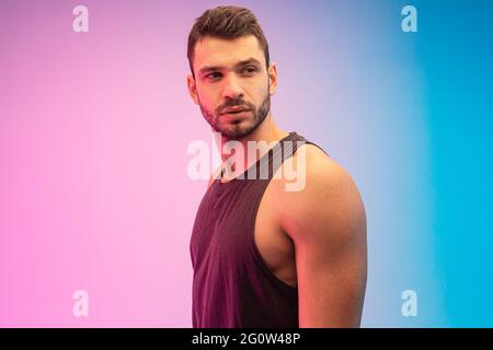 Selbstbewusster und fokussierter bärtiger junger Mann aus europa Stockfoto