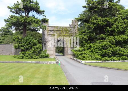 Das Eingangstor zum Penrhyn Castle and Garden, Penrhyn Castle ist ein Landhaus in , Bangor Gwynedd North Wales Stockfoto