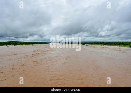 Sturmwolken und Überschwemmung des Olifants River im Kruger-Nationalpark, Südafrika. Stockfoto