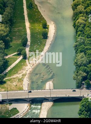 München, Deutschland. Juni 2021. In großer Entfernung liegen Dutzende von Menschen über der Reichenbachbrücke am Ufer der Isar, die durch die bayerische Hauptstadt fließt. (Luftaufnahme von einem Sportflugzeug) Quelle: Peter Kneffel/dpa/Alamy Live News Stockfoto