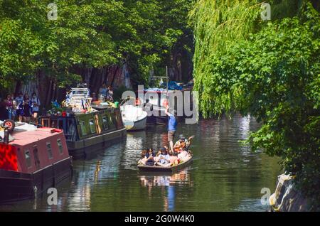 London, Großbritannien. Juni 2021. Regent's Canal in Primrose Hill an einem heißen Tag, an dem die Temperaturen in London weiter steigen. ( Kredit: Vuk Valcic/Alamy Live News Stockfoto