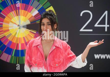 Malaga, Spanien. Juni 2021. Die spanische Schauspielerin Carolina Yuste nimmt an der Fotoaufnahme des Films „El Cover“ im Miramar Hotel Teil. Die Neuauflage des 24. Spanischen Filmfestivals von Malaga, eines großen Kinoereignisses in Spanien, stellt die Filmkandidaten für den Preis „Biznaga de Oro“ vor, die alle Maßnahmen zur Verhinderung der Ausbreitung des Coronavirus und zur Gewährleistung einer sicheren Veranstaltung verfolgen. Das Festival findet vom 3. Bis 13. Juni statt. (Foto von Jesus Merida/SOPA Images/Sipa USA) Quelle: SIPA USA/Alamy Live News Stockfoto