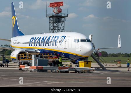 London Southend Airport, Essex, Großbritannien. Juni 2021. Die erste Verbindung vom Flughafen Southend zur griechischen Insel Korfu ist nach der Wiederaufnahme der Flüge vom Flughafen Essex durch Ryanair wieder auf den Rückflug zurückgekehrt. Die Billigfluggesellschaft nahm am 28. Mai ihre Flüge zu Urlaubszielen wieder auf, nachdem sie im Januar alle Flüge von Southend storniert hatte. Keine andere Fluggesellschaft nutzt den Flughafen, so dass es seit diesem Datum keine Flüge mehr gibt. Dasselbe Flugzeug soll 17:20 nach Faro in Portugal abfliegen, das Berichten zufolge auf die Amber-Liste verschoben wird Stockfoto