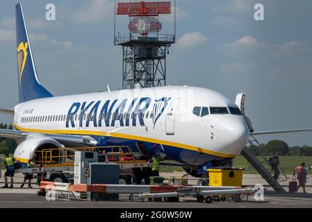 London Southend Airport, Essex, Großbritannien. Juni 2021. Die erste Verbindung vom Flughafen Southend zur griechischen Insel Korfu ist nach der Wiederaufnahme der Flüge vom Flughafen Essex durch Ryanair wieder auf den Rückflug zurückgekehrt. Die Billigfluggesellschaft nahm am 28. Mai ihre Flüge zu Urlaubszielen wieder auf, nachdem sie im Januar alle Flüge von Southend storniert hatte. Keine andere Fluggesellschaft nutzt den Flughafen, so dass es seit diesem Datum keine Flüge mehr gibt. Dasselbe Flugzeug soll 17:20 nach Faro in Portugal abfliegen, das Berichten zufolge auf die Amber-Liste verschoben wird Stockfoto