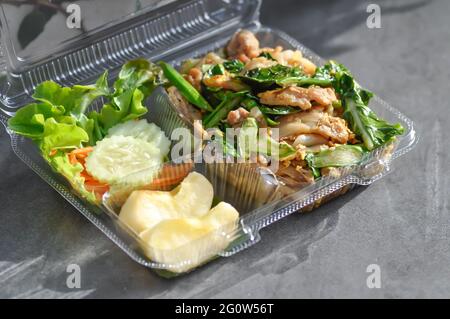 Gebratene Nudeln mit Schweinefleisch und Gemüse in der Box, Food-Set rühren Stockfoto