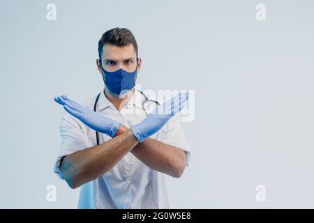 Europäischer Arzt zeigt keine Geste im Studio Stockfoto