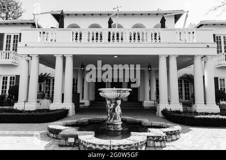 JOHANNESBURG, SÜDAFRIKA - 05. Jan 2021: Johannesburg, Südafrika - 15. August 2018: Wohlhabendes Vorstadthaus mit Landschaftsgarten Stockfoto