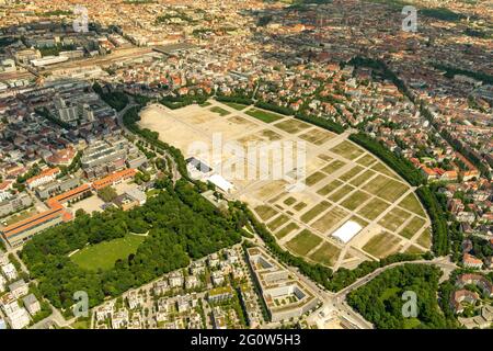 München, Deutschland. Juni 2021. Zwischen den angrenzenden Häusern liegt das leere Oktoberfest-Gelände mit seiner Bavaria-Statue an der Vorderseite. (Luftaufnahme von einem Sportflugzeug) Quelle: Peter Kneffel/dpa/Alamy Live News Stockfoto