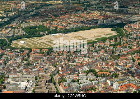 München, Deutschland. Juni 2021. Zwischen den angrenzenden Häusern liegt das leere Oktoberfest-Gelände mit seiner Bavaria-Statue an der Vorderseite. (Luftaufnahme von einem Sportflugzeug) Quelle: Peter Kneffel/dpa/Alamy Live News Stockfoto