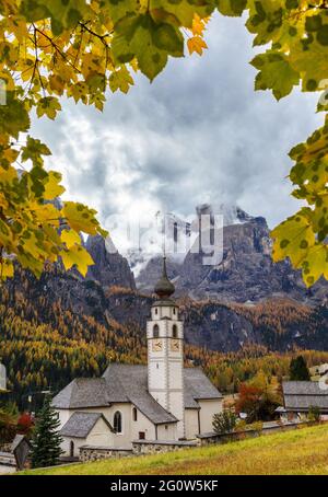 Pfarrkirche St. Vigilius in Colfosco, Dolomiten Italien Stockfoto