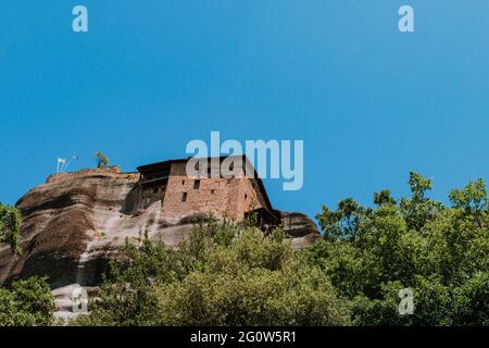 Großes Kloster Varlaam auf dem hohen Felsen in Meteora, Thessalien, Griechenland Stockfoto