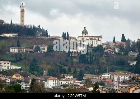 Panoramablick auf die Stadt Trisino in der Provinz Vicenza, in Norditalien Stockfoto