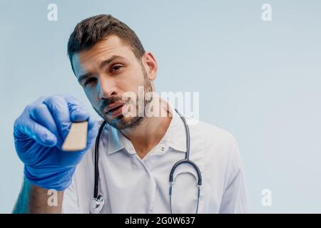 Europäischer Arzt für HNO-Heilkunde mit medizinischem Spatel Stockfoto