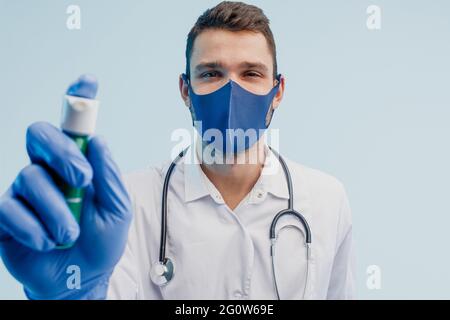 Europäischer männlicher Arzt, der Inhalator im Studio zeigt Stockfoto