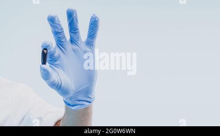 Nahaufnahme der männlichen Arztehandhand mit einer medizinischen Pille Stockfoto