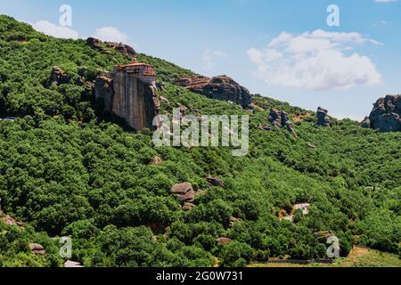 Großes Kloster Varlaam auf dem hohen Felsen in Meteora, Thessalien, Griechenland Stockfoto