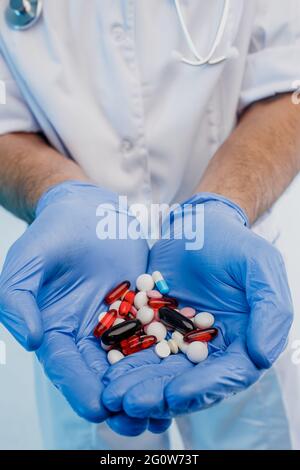 Männliche Arzt Hände mit medizinischen Pillen aus der Nähe Stockfoto
