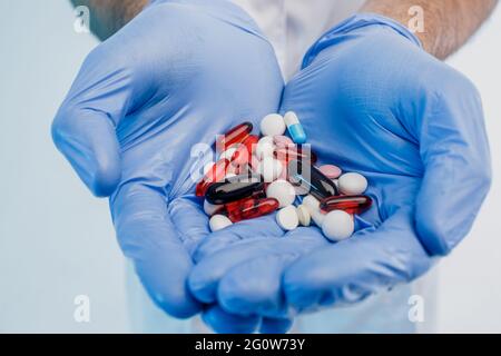 Nahaufnahme von männlichen Arzthänden mit medizinischen Pillen Stockfoto