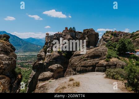 Großes Kloster Varlaam auf dem hohen Felsen in Meteora, Thessalien, Griechenland Stockfoto