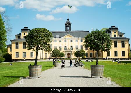 Stockholm, Schweden - 29 2021. Mai: Schöner Sommertag mit Menschen, die im Garten vor dem königlichen Ulriksdal-Palast (Ulriksdals Slott Stockfoto