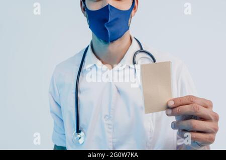Männlicher Arzt, der medizinischen Putz in der Hand zeigt Stockfoto