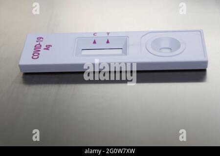 Schnelldiagnosetests weisen auf das Vorhandensein viraler Proteine (Antigene) nach, die vom COVID-19-Virus in einer Probe aus den Atemwegen eines pe exprimiert werden Stockfoto