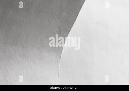 Abstrakter weißer architektonischer Hintergrund, Bogenfragment in einem leeren Innenraum Stockfoto