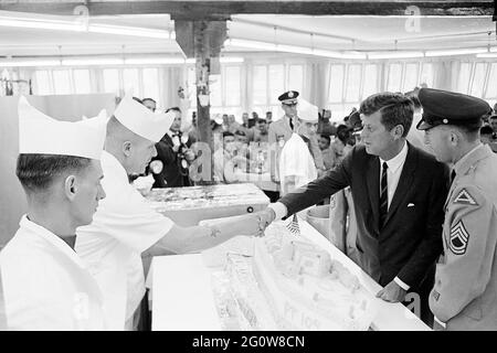 ST-330-14-63 25. Juni 1963 Europareise: Deutschland, Hanau: Präsident Kennedy hat ein Mittagessen mit US-Truppen und ihren Offizieren in der Fliegerhorst Kaserne, 12:15PM Bitte schreiben Sie 'Cecil Stoughton. Fotografien Des Weißen Hauses. John F. Kennedy Presidential Library and Museum, Boston' Stockfoto