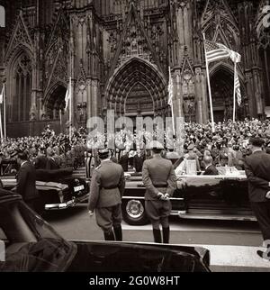 KN-C29239 23. Juni 1963 EINE große Menschenmenge trifft sich, als Präsident John F. Kennedy während seiner Reise nach Köln den Kölner Dom verlässt. Auf dem Foto sind Präsident Kennedy, Zuschauer, Geistliche und Autokolonne zu sehen. Rathof Blorplatz, Köln, Deutschland. Bitte nennen Sie „Robert Knudsen. Fotografien Des Weißen Hauses. John F. Kennedy Presidential Library and Museum, Boston' Stockfoto