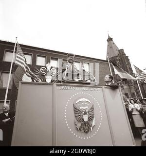 KN-C29238A 23. Juni 1963 Besuch von Präsident John F. Kennedy in Köln. Präsident Kennedy steht auf einem Rednerpodium mit dem Dolmetscher Robert H. Lochner an seiner Seite. Eunice Shrver und andere sehen die Rede des Präsidenten. Rathaus, Köln, Deutschland. Bitte nennen Sie „Robert Knudsen. Fotografien Des Weißen Hauses. John F. Kennedy Presidential Library and Museum, Boston' Stockfoto