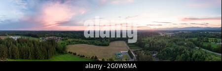 Panoramablick auf Farm Fields im Fraser Valley Stockfoto