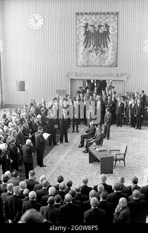 KN-29204 23. Juni 1963 Präsident John F. Kennedy nimmt an einer Begrüßungszeremonie des Kölner Oberbürgermeisters Theo Burauen Teil. Das Foto zeigt Präsident Kennedy, Oberburgermeister Burauen, Bundeskanzler Konrad Adenauer und eine Gruppe von Gästen. Ratskammern, Köln Rathus, Köln, Deutschland. Bitte nennen Sie „Robert Knudsen. Fotografien Des Weißen Hauses. John F. Kennedy Presiential Library and Museum, Boston' Stockfoto