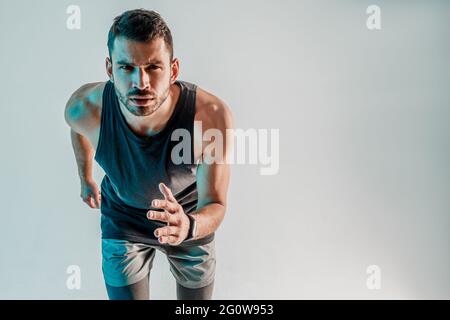 Junger konzentrierter europäischer Läufer im Studio Stockfoto