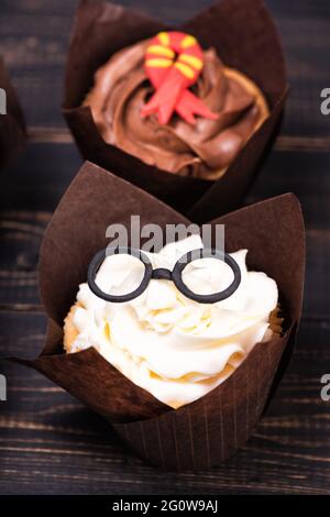 Festliche Halloween oder Geburtstagskuchen mit magischen Attributen verziert. Schokolade und Vanille Buttercreme Kuchen Stockfoto