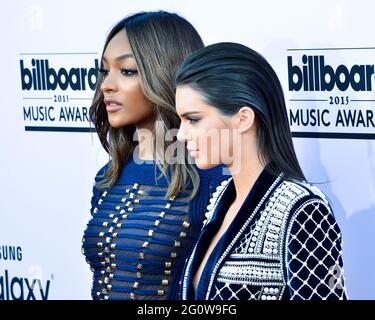 17. Mai 2015, Las Vegas, Nevada, USA: Jourdan Dunn und Kendall Jenner nehmen an den Billboard Music Awards 2015 Teil. (Bild: © Billy Bennight/ZUMA Wire) Stockfoto