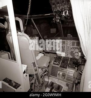 KN-C27691 31. März 1963 John F. Kennedy, Jr., sitzt im Cockpit des Präsidentenhubschraubers während eines Wochenendausflugs nach Camp David in Frederick County, Maryland. Bitte schreiben Sie: 'Robert Knudsen. Fotografien des Weißen Hauses, John F. Kennedy Presidential Library and Museum, Boston.“ Stockfoto