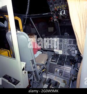 KN-C27691 31. März 1963 John F. Kennedy, Jr., sitzt im Cockpit des Präsidentenhubschraubers während eines Wochenendausflugs nach Camp David in Frederick County, Maryland. Bitte schreiben Sie: 'Robert Knudsen. Fotografien des Weißen Hauses, John F. Kennedy Presidential Library and Museum, Boston.“ Stockfoto