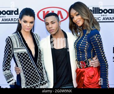 17. Mai 2015, Las Vegas, Nevada, USA: Kendall Jenner, Olivier Rousteing und Jourdan Dunn nehmen an den Billboard Music Awards 2015 Teil. (Bild: © Billy Bennight/ZUMA Wire) Stockfoto