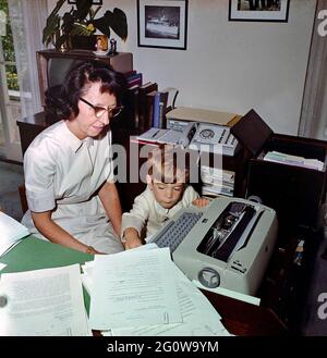 KN-C28848 30. Mai 1963 John F. Kennedy, Jr., mit Präsident Kennedy, Evelyn Lincoln, Krankenschwester Maude Shaw, Naval Aide an den Präsidenten Kapitän Tazewell Shepard, und andere im Büro des Präsidenten des Sekretärs vor Memorial Day Zeremonien [Spot in der linken unteren Ecke ist original zu den negativen.] Bitte nennen Sie „Robert Knudsen. Fotografien Des Weißen Hauses. John F. Kennedy Presidential Library and Museum, Boston' Stockfoto