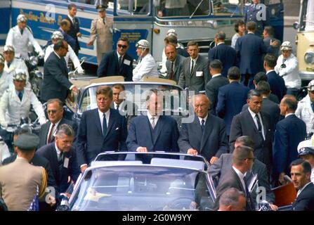 ST-C230-35-63 26. Juni 1963 Europareise: Deutschland, West-Berlin: Präsident Kennedy in Autokolonne mit Willy Brandt, Bürgermeister von West-Berlin, und Konrad Adenauer, Bundeskanzler der Bundesrepublik Deutschland Verschreiben Sie bitte 'Cecil Stoughton. Fotografien Des Weißen Hauses. John F. Kennedy Presidential Library and Museum, Boston' Stockfoto