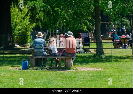 Iver, Buckinghamshire, Großbritannien. Juni 2021. Die Menschen waren draußen und genossen das warme Wetter heute im Langley Park. Der Landschaftspark aus dem 18. Jahrhundert ist Teil des Colne Valley Regional Park und zu dieser Jahreszeit gibt es wunderschöne Rhododendren und Azaleen. Quelle: Maureen McLean/Alamy Live News Stockfoto