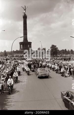 ST-C230-27-63 26. Juni 1963 Europa-Reise: Deutschland, West-Berlin: Präsident Kennedy in Autokolonne mit Willy Brandt, Bürgermeister von West-Berlin, und Konrad Adenauer, Bundeskanzler von West-Deutschland [Kratzer sind originell zum Negativen.] Bitte schreiben Sie 'Cecil Stoughton. Fotografien Des Weißen Hauses. John F. Kennedy Presidential Library and Museum, Boston' Stockfoto