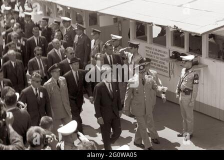 ST-C230-1-63 26. Juni 1963 Europareise: Deutschland, West-Berlin: Präsident Kennedy am Checkpoint Charlie Bitte schreiben Sie 'Cecil Stoughton. Fotografien Des Weißen Hauses. John F. Kennedy Presidential Library and Museum, Boston' Stockfoto