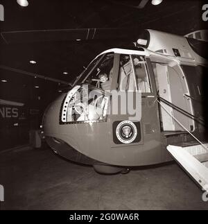 KN-C27683 31. März 1963 Wochenende in Camp David. John F. Kennedy Jr. sitzt im Cockpit des Hubschraubers Marine One in Camp David, 31. März 1963. Bitte nennen Sie „Robert Knudsen. Fotografien Des Weißen Hauses. John F. Kennedy Presidential Library and Museum, Boston' Stockfoto